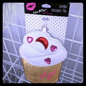 Betsey Johnson white gold cupcake luggage tag